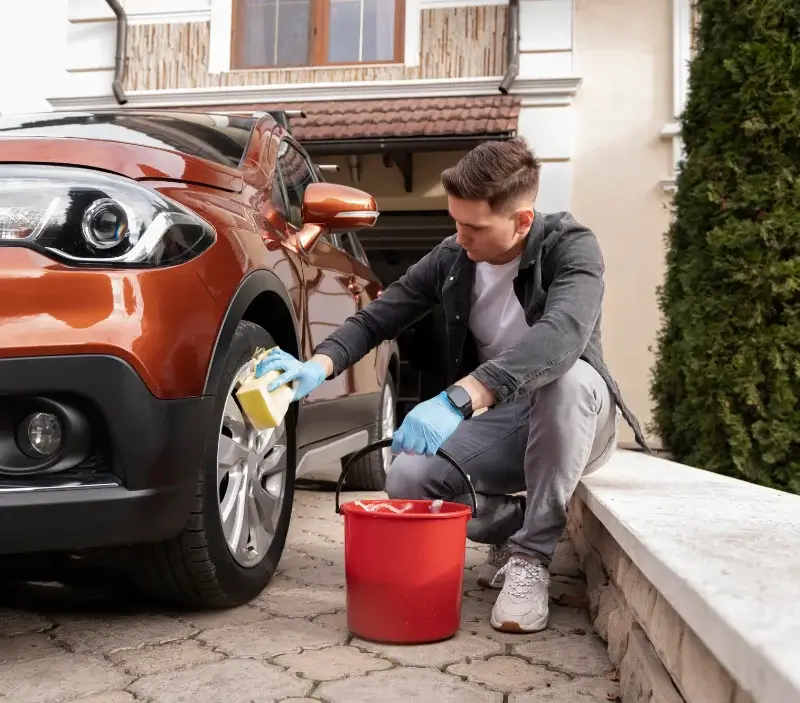Lavage auto à domicile Breuil-sur-Vesle : professionnel intervenant sur un véhicule